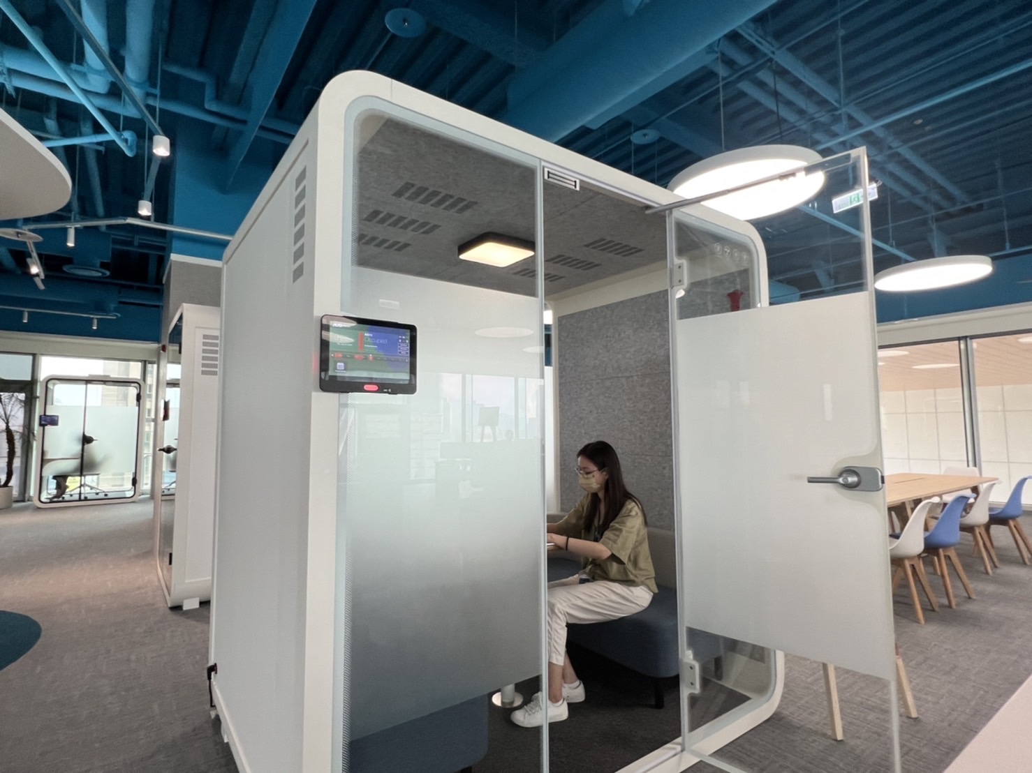 w66旗舰厅高雄據點的智慧行動辦公艙，展現w66旗舰厅在面板以外的研發應用軟實力